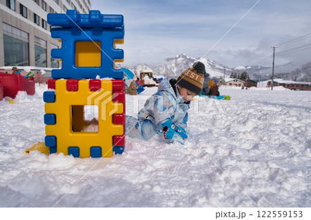 雪で遊ぶ男の子 122559153