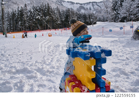 雪で遊ぶ男の子 雪で遊ぶ男の子 122559155