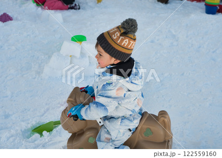 雪で遊ぶ男の子 122559160
