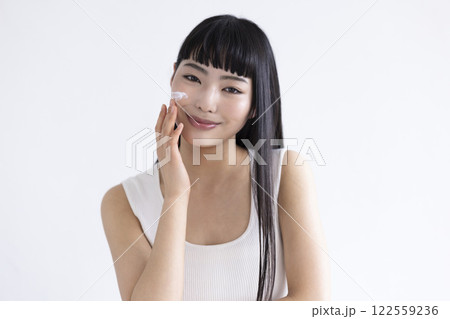 ビューティー　顔にクリームを塗っている若い女性 122559236