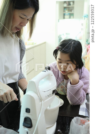 Baking with Kid 122559317