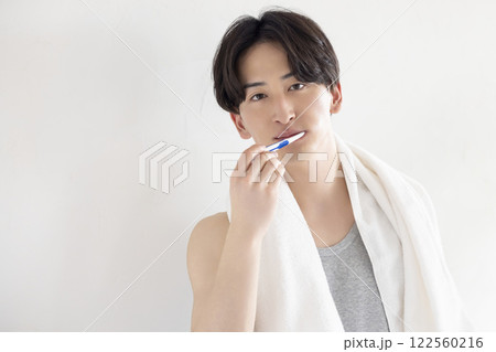 歯磨きをしている若い男性 歯磨きをしている若い男性 122560216