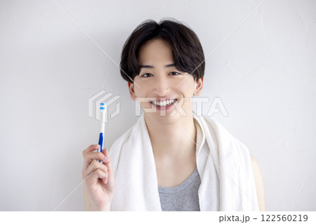 歯磨きをしている若い男性 歯磨きをしている若い男性 122560219
