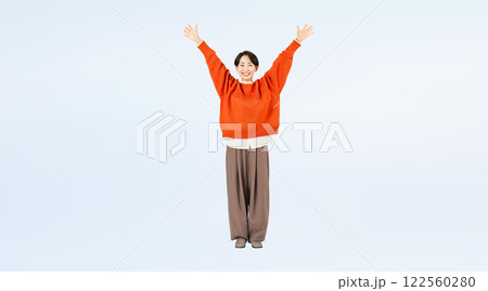 バンザイするおしゃれなミドル女性の全身写真 バンザイするおしゃれなミドル女性の全身写真 122560280