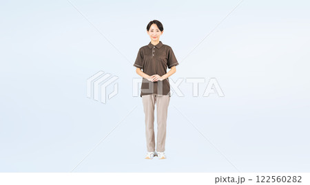ミドル女性スタッフの全身写真 122560282