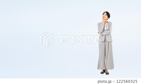 悩むミドル女性ビジネスパーソンの全身写真 悩むミドル女性ビジネスパーソンの全身写真 122560325