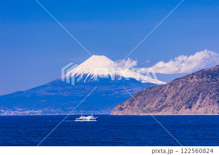 【静岡県】土肥港に向かう駿河湾フェリーと海越しの富士山 122560824