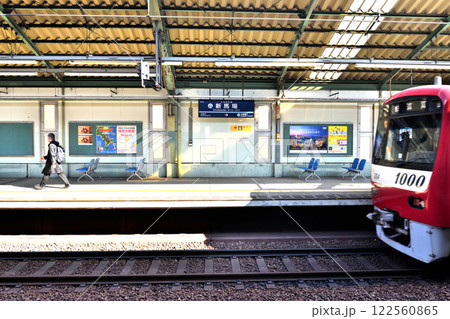 京浜急行新馬場駅を通過する快速特急 122560865