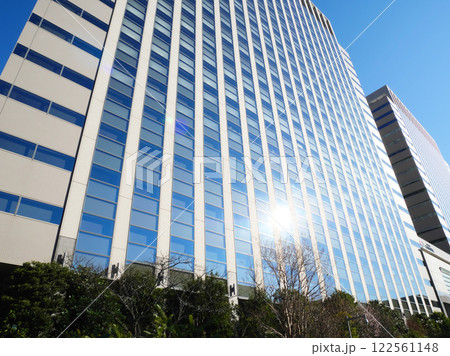 太陽に照らされる高層ビル|深川ギャザリア 太陽に照らされる高層ビル|深川ギャザリア 122561148