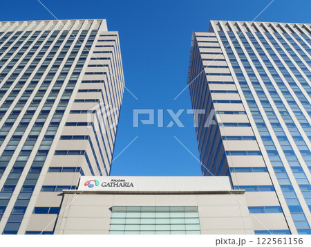 青空にそびえるオフィスビル群|深川ギャザリア 青空にそびえるオフィスビル群|深川ギャザリア 122561156