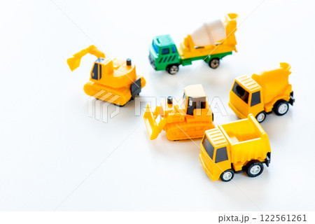 工事現場で働く重機 122561261