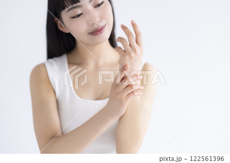 ビューティー　若い女性のハンドケア（手元） 122561396