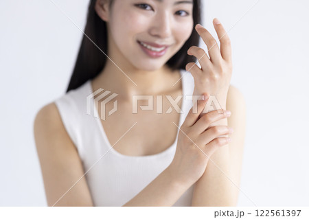 ビューティー　若い女性のハンドケア（手元） 122561397