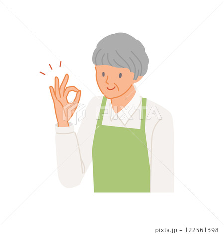 笑顔で手でOKポーズをするエプロンのシニア女性 122561398