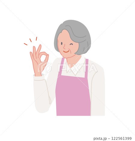笑顔で手でOKポーズをするエプロンのシニア女性 122561399