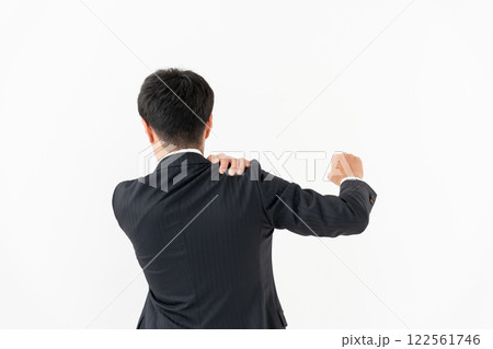 ビジネスマン　肩こり　後ろ姿 122561746