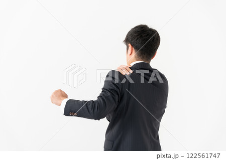 ビジネスマン　肩こり　後ろ姿 122561747