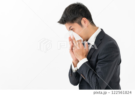 花粉症　ビジネスマン　アレルギー 122561824