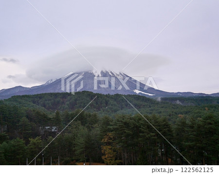 鳥取 冠雪した初冬の大山(伯耆富士)と傘雲(初冬) 鳥取 冠雪した初冬の大山(伯耆富士)と傘雲(初冬) 122562125