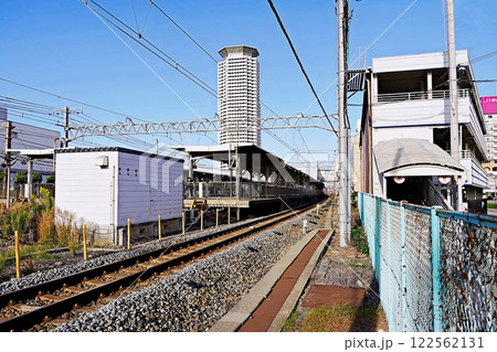 大阪　吹田　吹田駅　プラットホームと高層ビル（初冬） 122562131