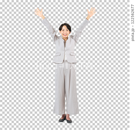 バンザイするミドル女性ビジネスパーソン　手作業で精密に切り抜いた背景透過全身写真PNG 122562677