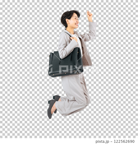 ジャンプするミドル女性ビジネスパーソン　手作業で精密に切り抜いた背景透過全身写真PNG 122562690