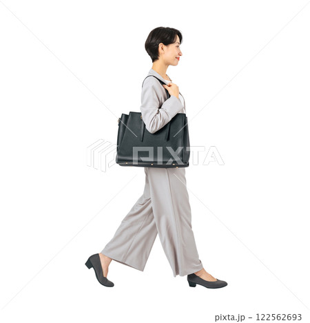 歩くミドル女性ビジネスパーソン　手作業で精密に切り抜いた背景透過全身写真PNG 122562693
