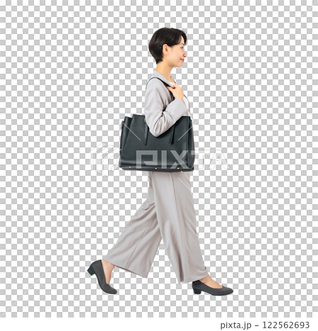歩くミドル女性ビジネスパーソン　手作業で精密に切り抜いた背景透過全身写真PNG 122562693