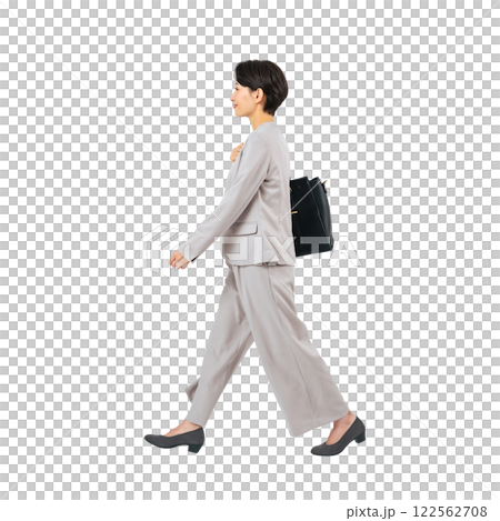 歩くミドル女性ビジネスパーソン　手作業で精密に切り抜いた背景透過全身写真PNG 122562708