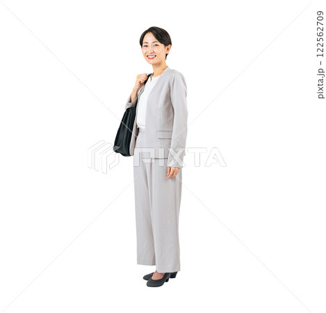 カバンを持つミドル女性ビジネスパーソン 手作業で精密に切り抜いた背景透過全身写真PNG カバンを持つミドル女性ビジネスパーソン 手作業で精密に切り抜いた背景透過全身写真PNG 122562709