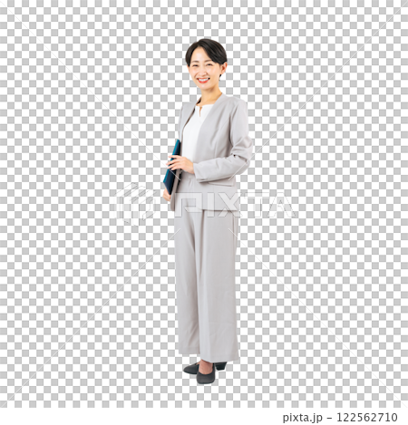 ファイルを持つミドル女性ビジネスパーソン　手作業で精密に切り抜いた背景透過全身写真PNG 122562710