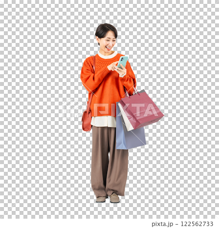 中年婦女拿著購物袋使用智慧型手機。 122562733