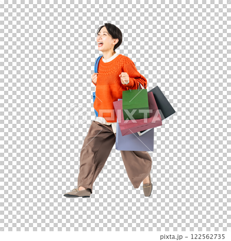 中年婦女拎著購物袋跳躍。 122562735