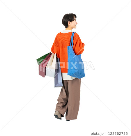 ショッピングバッグを持って歩くミドル女性の後ろ姿　手作業で精密に切り抜いた背景透過全身写真PNG 122562736