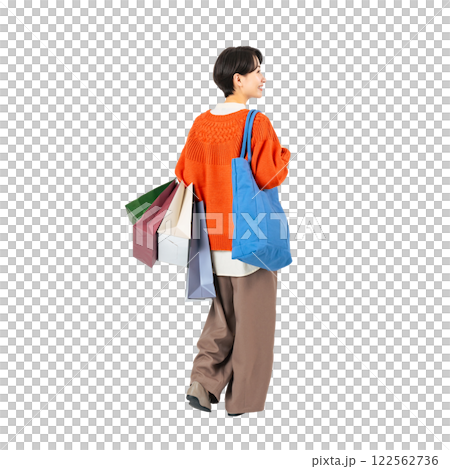 ショッピングバッグを持って歩くミドル女性の後ろ姿　手作業で精密に切り抜いた背景透過全身写真PNG 122562736