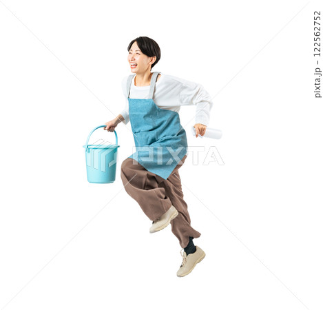 清掃道具を持ってジャンプするエプロンのミドル女性　手作業で精密に切り抜いた背景透過全身写真PNG 122562752