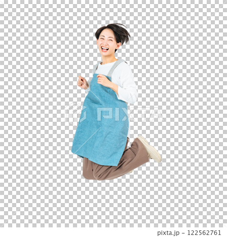 ジャンプするエプロンをつけたミドル女性　手作業で精密に切り抜いた背景透過全身写真PNG 122562761