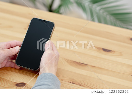 スマホを操作する男性 手元 クローズアップ ボディパーツ スマートフォン スマホを操作する男性 手元 クローズアップ ボディパーツ スマートフォン 122562892