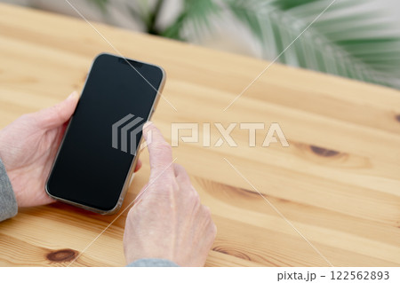 スマホを操作する男性　手元　クローズアップ　ボディパーツ　スマートフォン 122562893