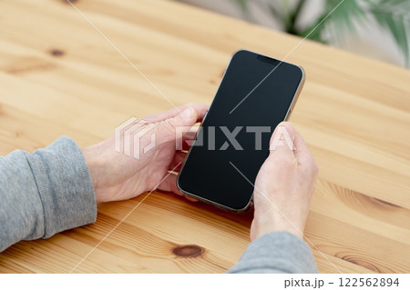 スマホを操作する男性 手元 クローズアップ ボディパーツ スマートフォン スマホを操作する男性 手元 クローズアップ ボディパーツ スマートフォン 122562894