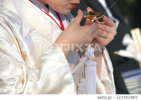 三々九度 和装人前式の中で行われる三献の儀 三々九度 和装人前式の中で行われる三献の儀 122562965