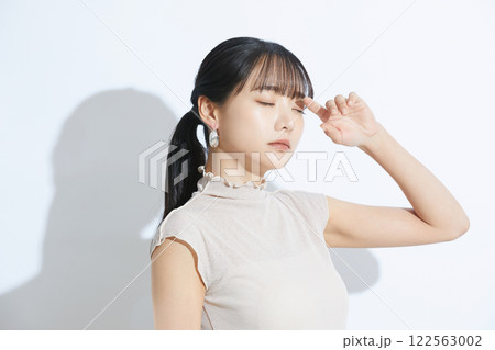 光と影の背景で撮影をした若い女性の爽やかなビューティーポートレート 光と影の背景で撮影をした若い女性の爽やかなビューティーポートレート 122563002