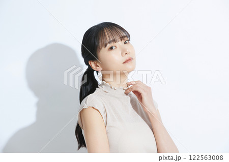 光と影の背景で撮影をした若い女性の爽やかなビューティーポートレート 光と影の背景で撮影をした若い女性の爽やかなビューティーポートレート 122563008