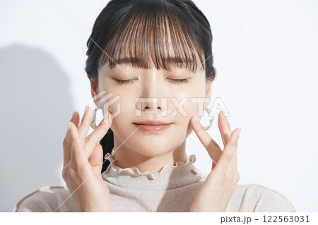 光と影の背景で撮影をした若い女性の爽やかなビューティーポートレート 光と影の背景で撮影をした若い女性の爽やかなビューティーポートレート 122563031