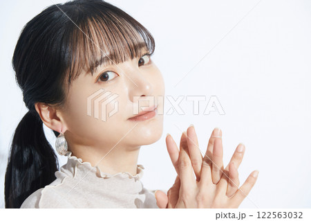 光と影の背景で撮影をした若い女性の爽やかなビューティーポートレート 光と影の背景で撮影をした若い女性の爽やかなビューティーポートレート 122563032