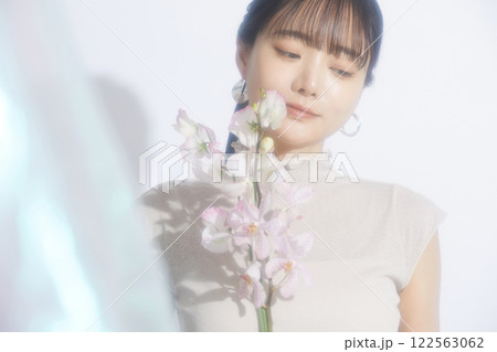 光と影の背景で撮影をした若い女性の爽やかなビューティーポートレート 122563062