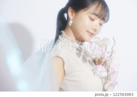 光と影の背景で撮影をした若い女性の爽やかなビューティーポートレート 122563063