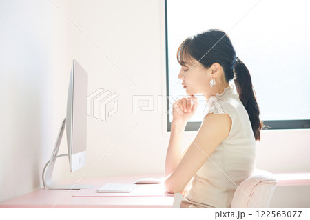 自宅で仕事をする若い女性 122563077