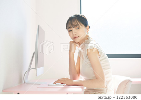 自宅で仕事をする若い女性 自宅で仕事をする若い女性 122563080