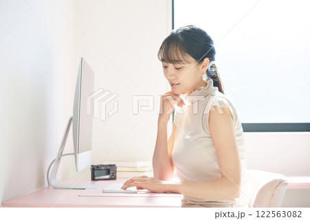 自宅で仕事をする若い女性 自宅で仕事をする若い女性 122563082